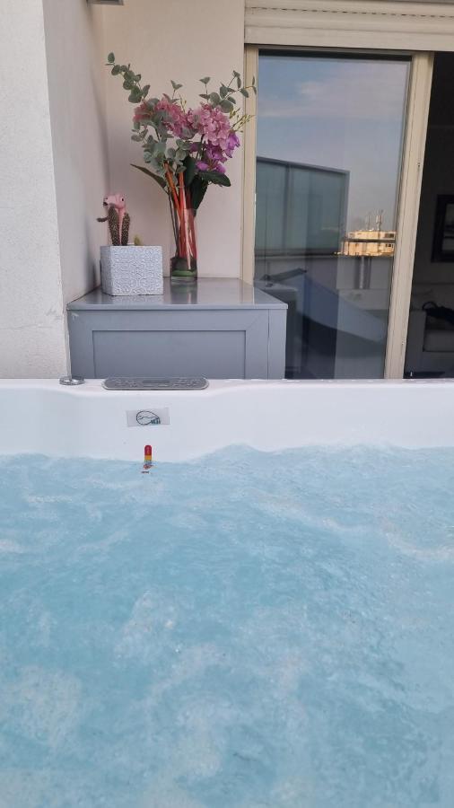 Penthouse 40 In Trastevere With Seasonally Jacuzzi โรม ภายนอก รูปภาพ